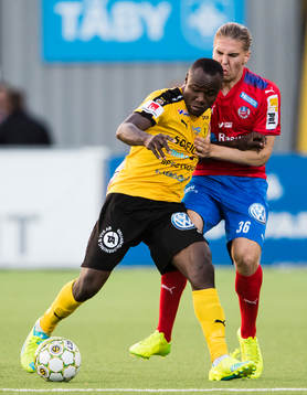Frejs Nsima Peter i kamp om bollen med Helsingborgs Charlie Weberg