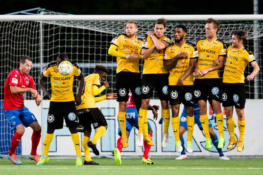 Frejs Nsima Peter nickar bort en frispark