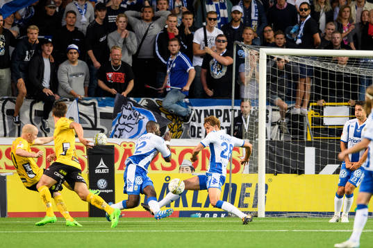 IFK Göteborgs Vajebah Sakor och Thomas Rogne täcker skott