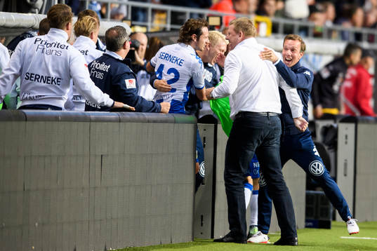 Ledare på IFK Göteborgs bänk jublar efter slutsignalen