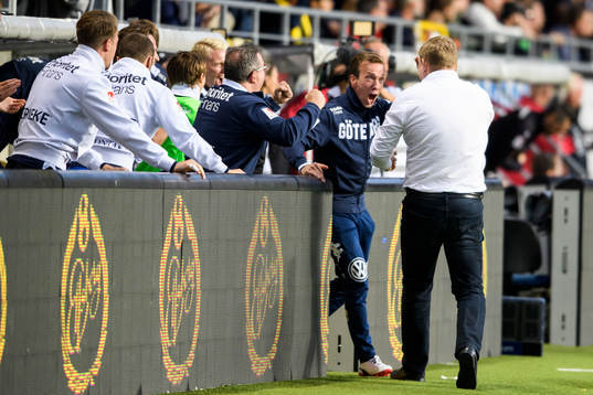Ledare på IFK Göteborgs bänk jublar efter slutsignalen