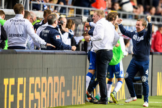 Ledare på IFK Göteborgs bänk jublar efter slutsignalen