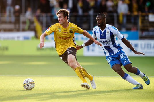 Elfsborgs Simon Olsson i kamp om bollen med IFK Göteborgs