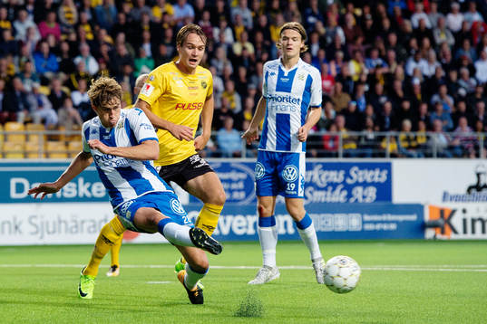 IFK Göteborgs Thomas Rogne rensar bollen framför