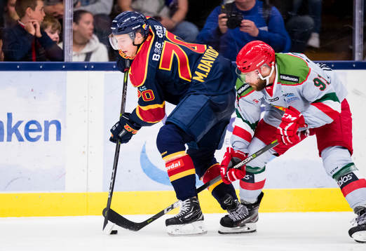 Djurgårdens Marcus Davidsson i kamp om pucken med Moras