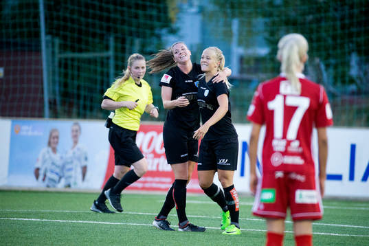 Göteborgs Adelina Engman jublar tillsammans med Pauline Hammarlund efter segermålet mot  Piteå
