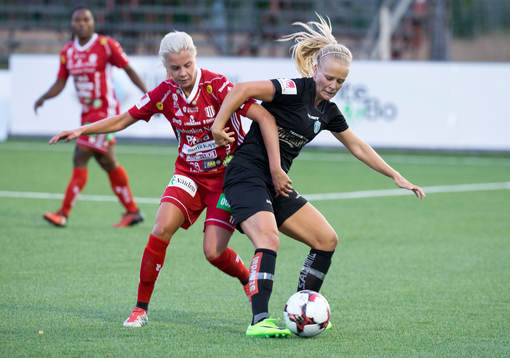 Piteås Lotta ökvist i kamp med Göteborgs Adelina Engman