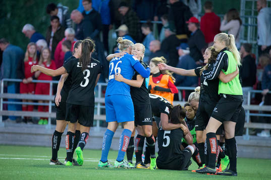  Göteborgs nyförvärv, målvakten Line Johansen jublar tillsammans med matchvinnaren Adelina Engman