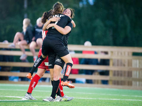  Göteborgs nyförvärv Taylor Leach jublar ihop med Catrine Johansson