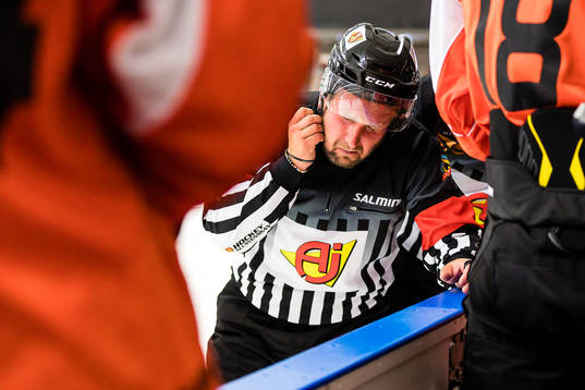 Domare Christoffer Karlsson grinar illa