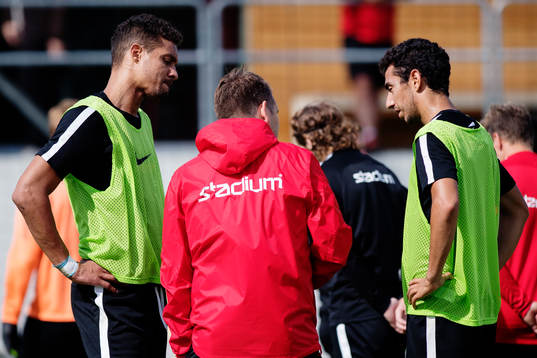 Mathias Ranégie och Daleho Irandust instrueras av tränare