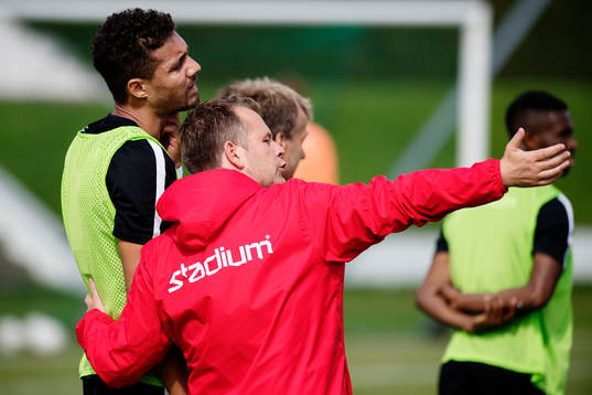 Mathias Ranégie instrueras av tränare Mikael Stahre