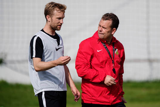 Rasmus Lindgren diskuterar med tränare Mikael Stahre