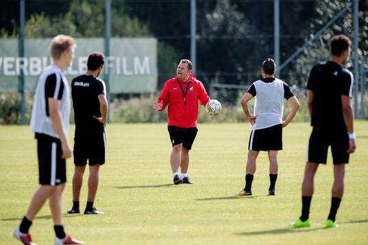 Tränare Mikael Stahre instruerar spelarna