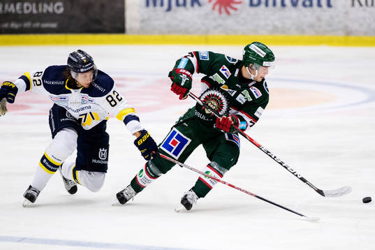 s Kevin Stenlund och Frölundas Pathrik Westerholm i kamp