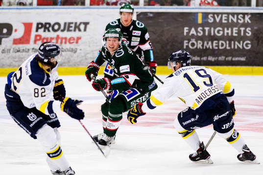 s Kevin Stenlund och Erik Andersson i kamp om pucken med