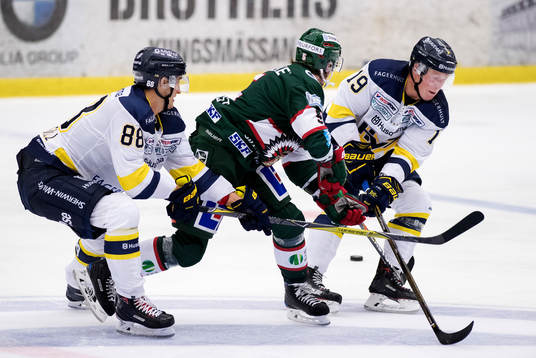 s Pierre Engvall och Erik Andersson i kamp om pucken med
