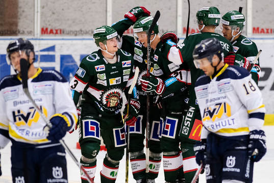 Målskytten till 8-1 Carl Grundström jublar med