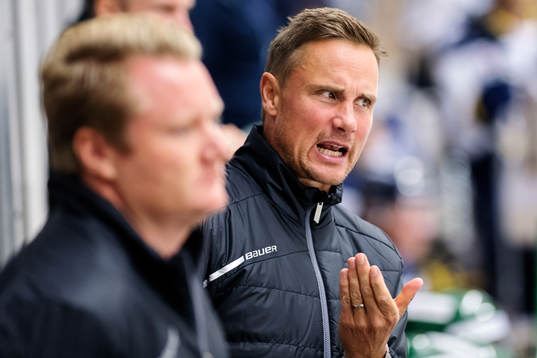 Frölundas tränare Roger Rönnberg gestikulerar