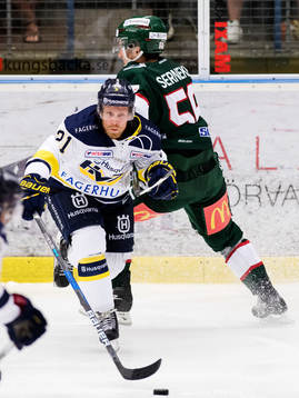 s Mattias Tedenby i kamp om pucken med Frölundas Jonathan