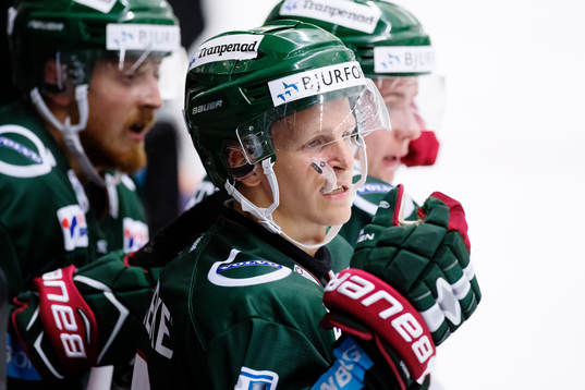 Frölundas Max Friberg tuggar på tandskyddet