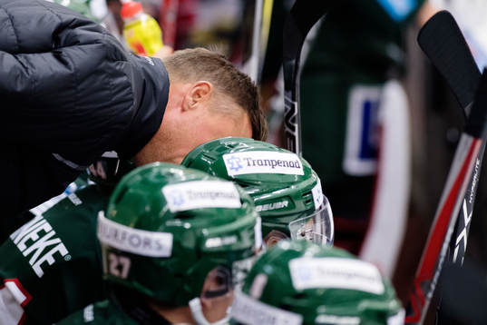 Frölundas tränare Roger Rönnberg pratar med spelare