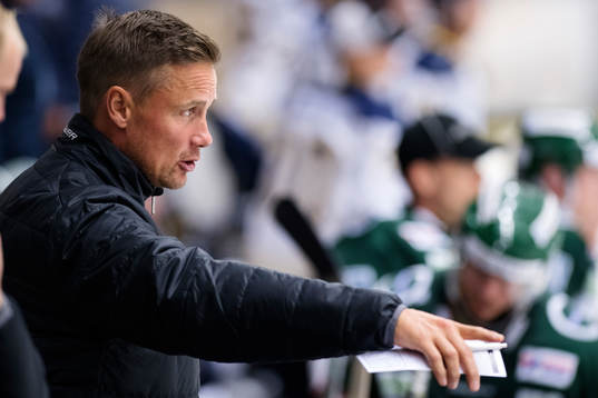 Frölundas tränare Roger Rönnberg gestikulerar