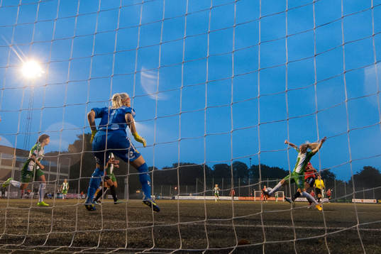 LB07s Anna Welin skjuter in 1-1 målet
