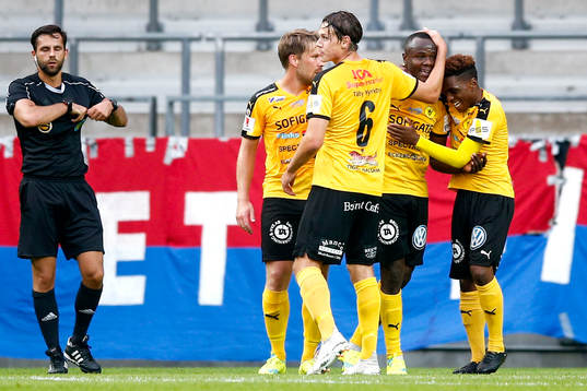 Frejs Nsima Peter jublar med lagkamrater efter 1-2