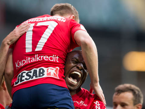 Örgrytes Emil Skogh jublar ihop med Hakeem Araba efter att ha gjort 1-0