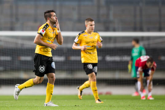 Frejs Rodrigo Saravia Samayoa jublar efter 1-3