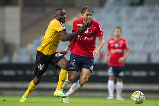 Örgrytes Johan Elmander i kamp med Frejs Nsima Peter