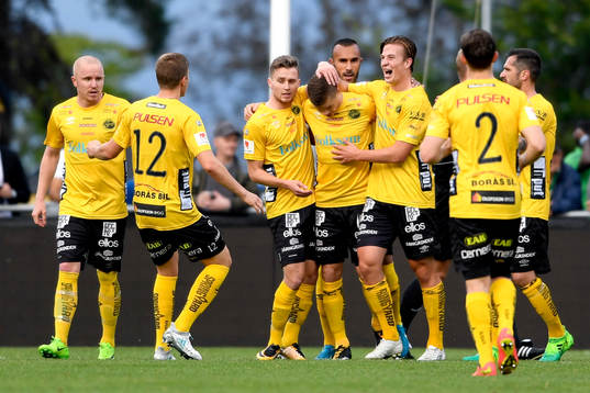 Elfsborgs Samuel Holmén jublar med lagkamrater efter att ha gjort 0-1 på straff