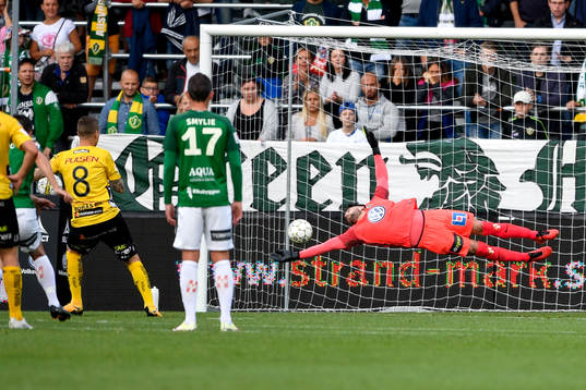 Elfsborgs Samuel Holmén gör 0-1 på straff