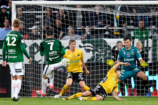 Jönköpings Dzenis Kozica skjuter bollen på armen på Elfsborgs Adam Lundqvist med straff som följd