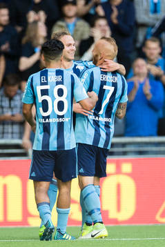 Djurgårdens Gustav Engvall (m) jublar och omfamnas av Magnus Eriksson (h) och Othman El Kabir (v) efter att ha gjort 2-1