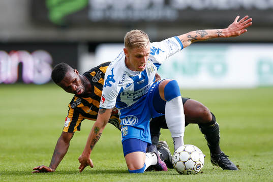 Häckens Mohammed Abubakari i kamp om bollen