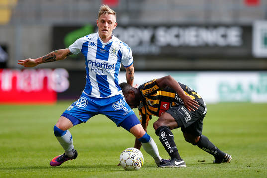 Häckens Mohammed Abubakari i kamp om bollen