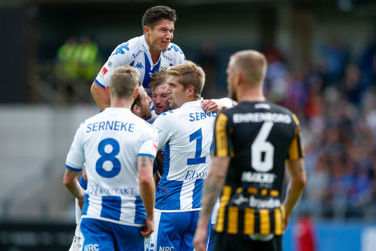 IFK Göteborgs Sebastian Eriksson jublar med lagkamraterna