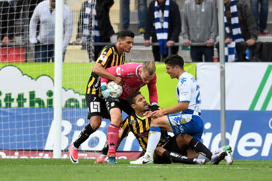 Häckens Ahmed Yasin och Mathias Ranégie i diskussioner