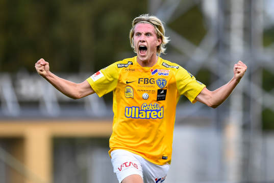 Falkenbergs Viktor Götesson jublar efter att han gjort 1-0-målet