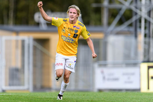 Falkenbergs Viktor Götesson jublar efter att ha gjort 1-0