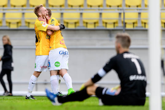 Falkenbergs Tobias Englund (h) jublar och omfamnar Christoffer Carlsson (v) som gjort 2-0