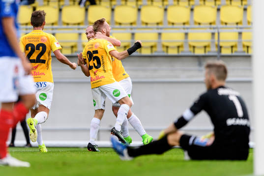 Falkenbergs Tobias Englund (h) jublar och omfamnar