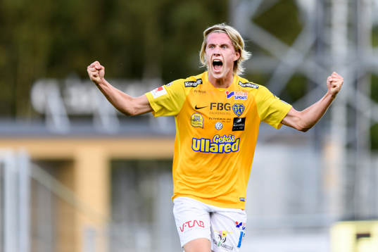 Falkenbergs Viktor Götesson jublar efter 1-0