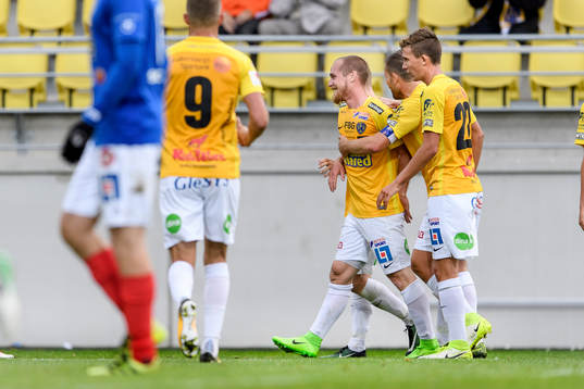 Falkenbergs Christoffer Carlsson (i mitten) har gjort 2-0 och jublar med lagkamrater