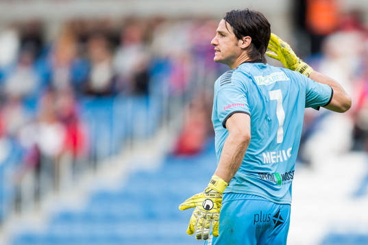 GAIS målvakt Damir Mehic protesterar mot domslut