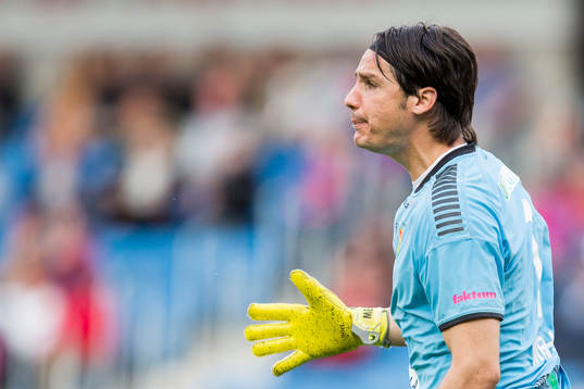 GAIS målvakt Damir Mehic protesterar mot domslut