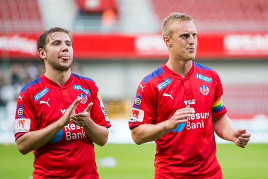 Helsingborgs Darijan Bojanic och Peter Larsson tackar publiken