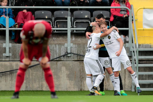 s Nicolas Marcelo Stefanelli jublar med lagkamrat